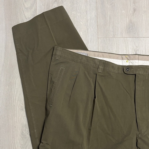 🔥BUNDLESALE Mens 54/31 Saint Hilaire Classic Pleated Chinos Pants Khakis - Picture 2 of 8